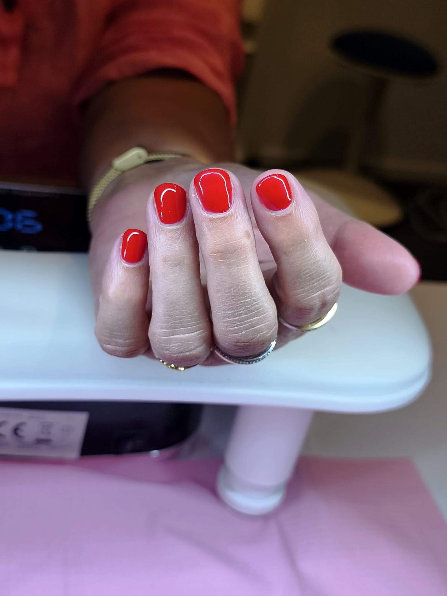 Felrode gellak op korte nagels – nagelstudio Sliedrecht